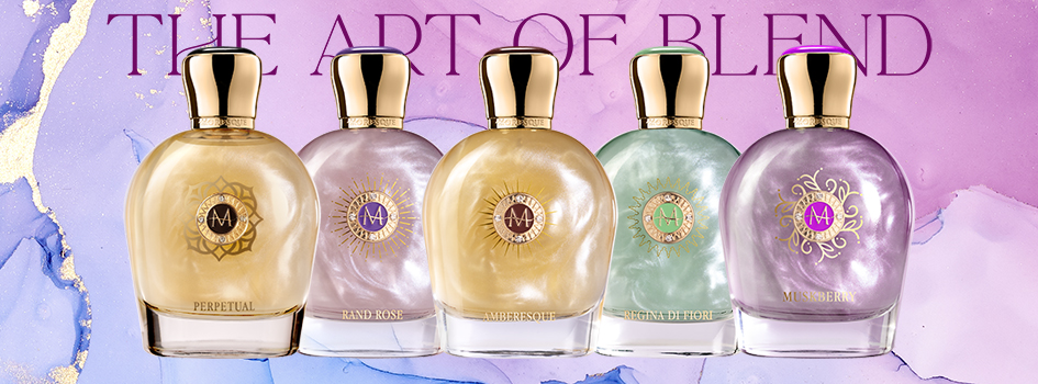 Werbebanner für die Parfumkollektion „The Art of Blend“ von Moresque. Vor einem bunten Hintergrund in Pastellfarben stehen fünf runde Glasflakons mit goldenen Verschlüssen in einer Reihe. Die Flüssigkeiten im Inneren schimmern in unterschiedlichen Tönen: Beige, Gold, Grün und Violett. Auf den Flakons sind jeweils dekorative Embleme und Namen wie „PERPETUAL“, „RAND-ROSE“, „AMBERESQUE“, „REGINA DI FIORI“ und „MUSKERRY“ zu sehen. Oben im Bild steht der Schriftzug „THE ART OF BLEND“.