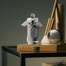 Penhaligon’s Duft mit weißer Schleife – elegantes Damenparfum auf einem Tisch mit asiatisch inspirierten Accessoires.
