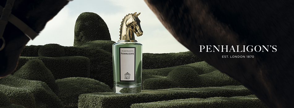 Ein edler Parfumflakon von Penhaligon’s mit einem goldenen Pferdekopf als Verschluss steht zwischen zwei Pferden in einer surrealen Gartenlandschaft.