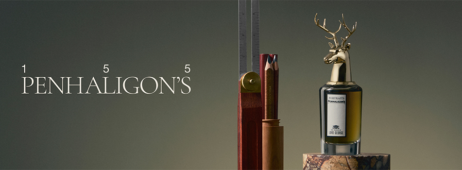 Penhaligon’s Parfum 'The Tragedy of Lord George' aus der Portraits-Kollektion. Der markante Flakon mit goldener Hirschkopf-Kappe steht neben Maßwerkzeugen auf einem Marmorsockel. Links ist das klassische Penhaligon’s Logo mit den Ziffern 155 zu sehen.