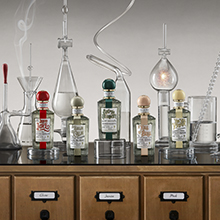 Penhaligon’s Parfumkollektion in einem Labor-Setting – kreative Flakons in verschiedenen Farben und Düften.