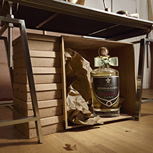 Penhaligon’s Duft im Holzregal – luxuriöses Herrenparfum in rustikaler Verpackung, präsentiert in einer Werkstatt-Szene.